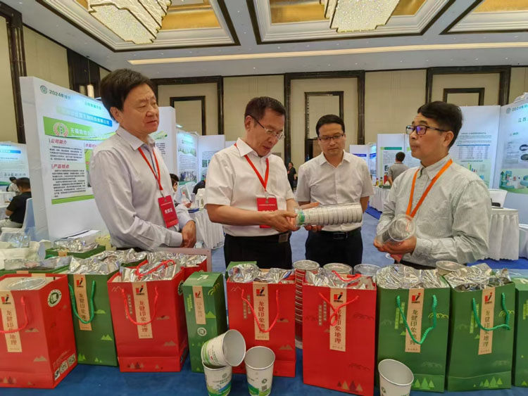 龙健公司董事长程学斌应邀参加中国绿色食品协会主办的绿色农业生产资料发展大会